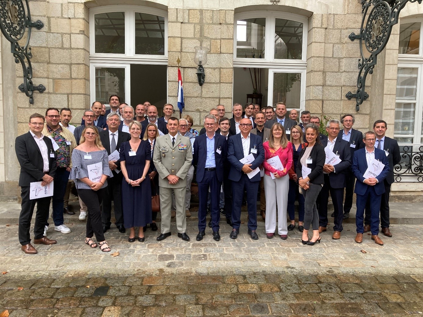 29 chefs d’entreprise bretons ont signé le manifeste PROMILES lors d’une cérémonie en présence du général de corps d’armée Laurent MICHON et du président du MEDEF Bretagne Hervé KERMARREC